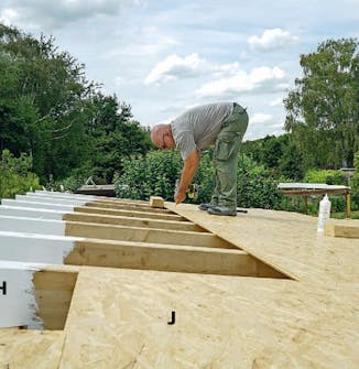 Isoleret anneks: Plader på isoleret anneks skrues fast Isoleret anneks: Plader på isoleret anneks skrues fast, når de er limet sammen